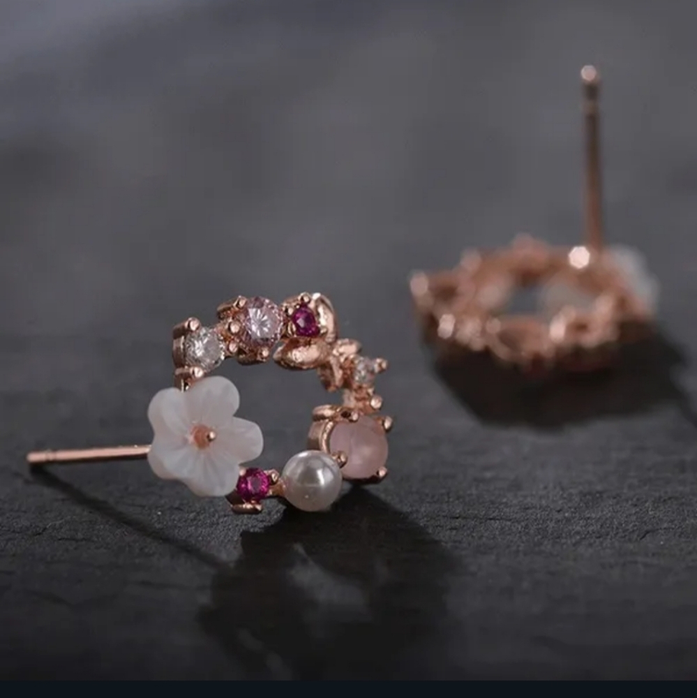 🎊🎊NEW🎊🎊GORGEOUS!! Dainty Wreath Earrings in ROSE GOLD Plating - Picture 4 of 16